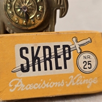 skrep-barberblade-praecisions-klinger-gul-hvid-aeske-sort-tekst-gamle-blade